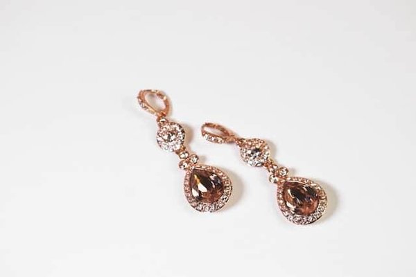 Les avantages et les inconvénients d'acheter de la mode de luxe d'occasion avec des pierres précieuses