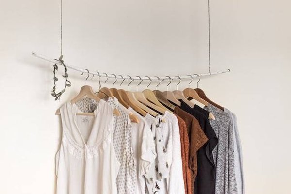 Comment créer un dressing capsule avec des pièces basiques et intemporelles en pierres précieuses ?