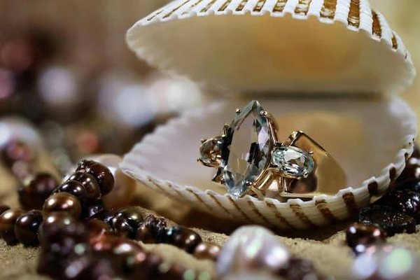 Les avantages et les inconvénients d'acheter des vêtements vintage avec des pierres précieuses